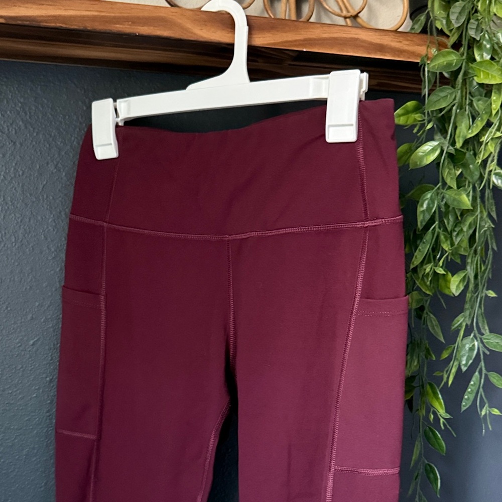 Ewedoos Burgundy High-Waisted Capri Leggings